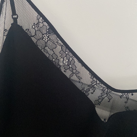 Lace trim luxe spaghetti strap tank top - Picture 2 of 4